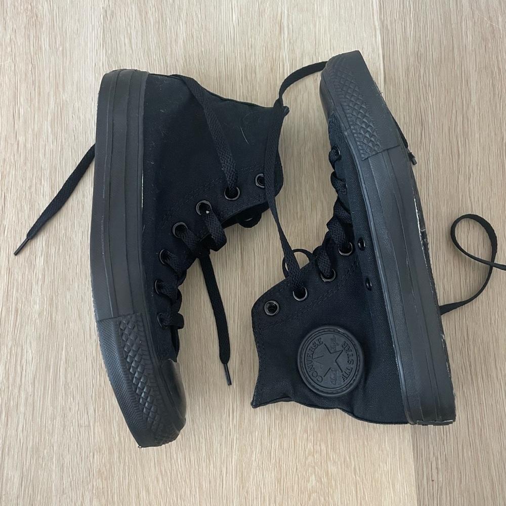 Converse all stars chucks hi top. Sz 5 in men’s, fits like a women’s 7.5.